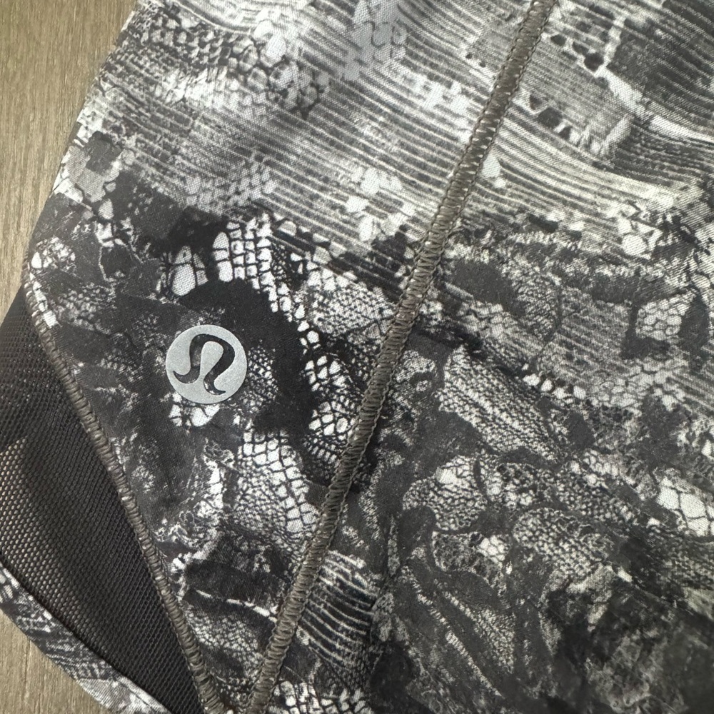 Lululemon Hotty Hot Shorts  Sz 8 **** - Picture 9 of 10